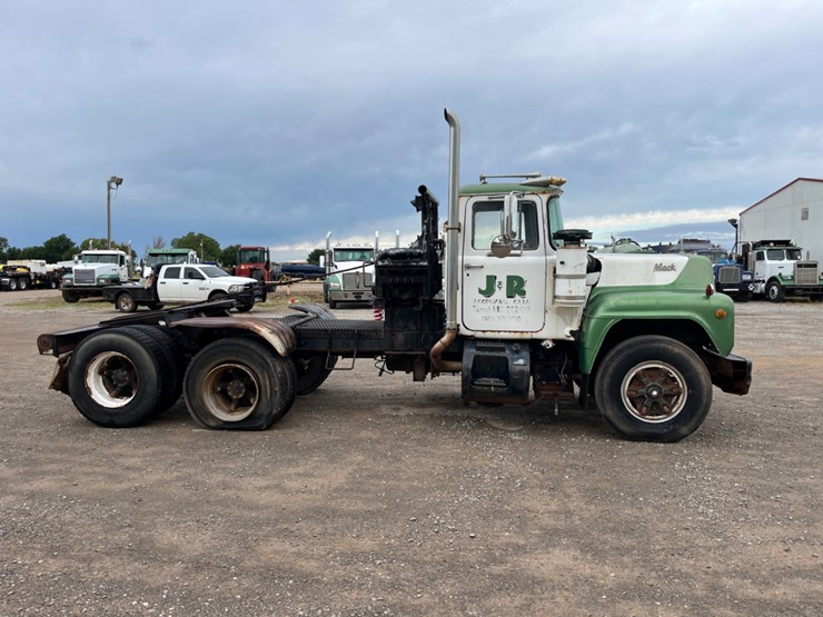 1979-mack-r-model-winch-truck-image-4