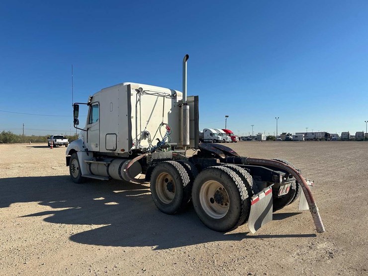 2006-freightliner-columbia-120-image-3