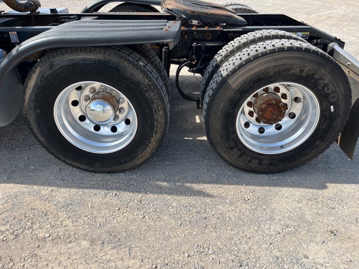 2016-peterbilt-579-image-16