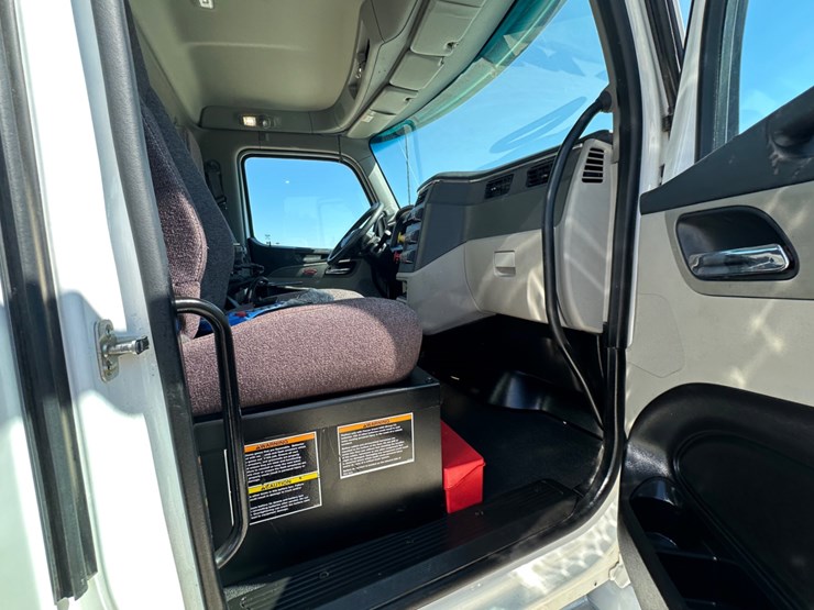 2023-peterbilt-567-image-12
