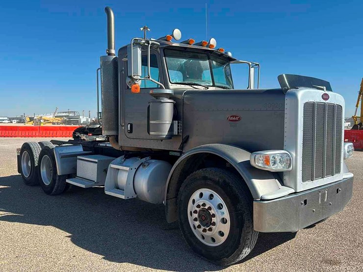 2011-peterbilt-388-image-3