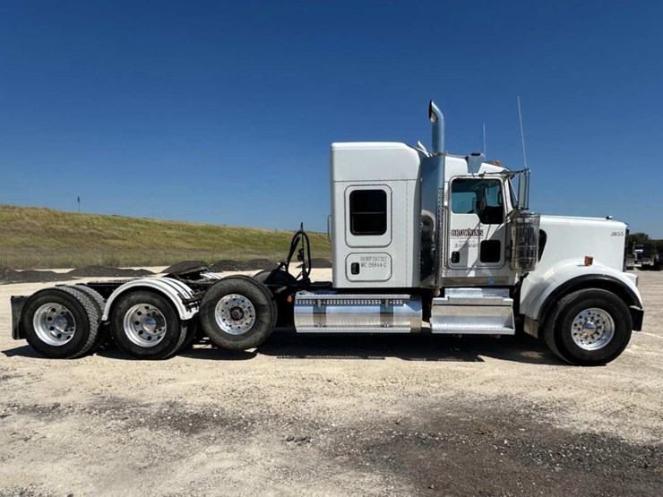 2022-kenworth-w900-image-12