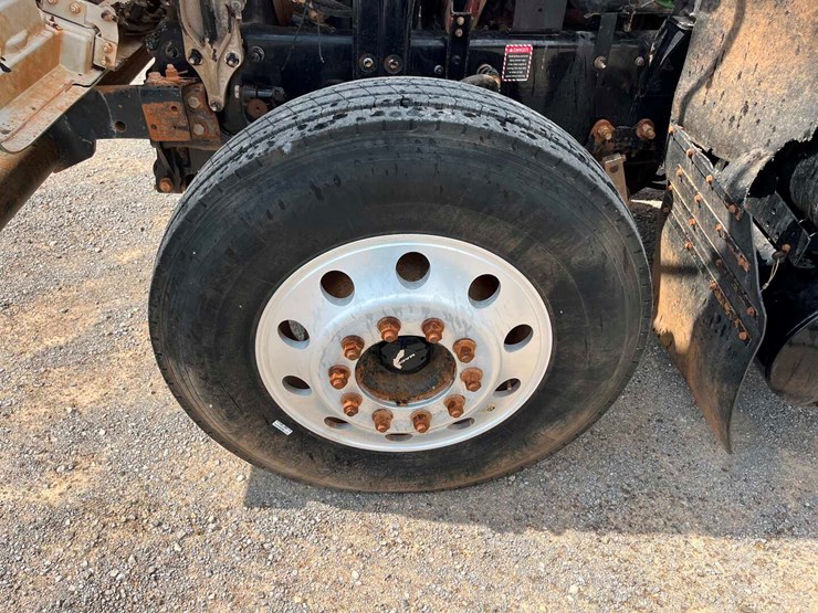 2018-mack-chu613-daycab-image-10