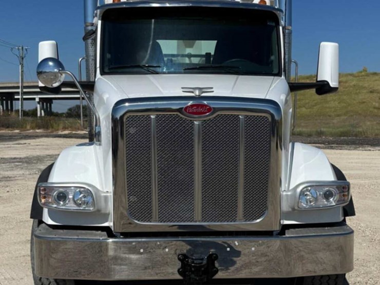 2023-peterbilt-567-image-2