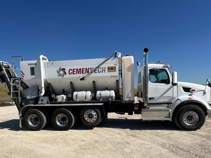 2023-peterbilt-567-image-4