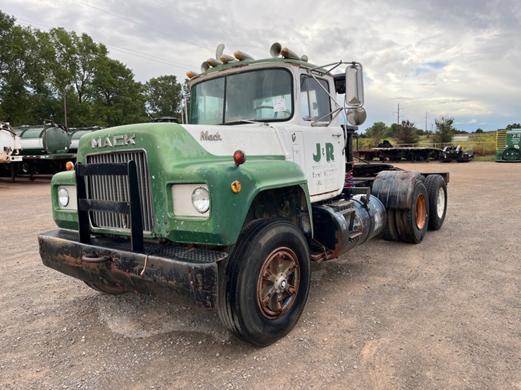 1979-mack-r-model-winch-truck-image-1