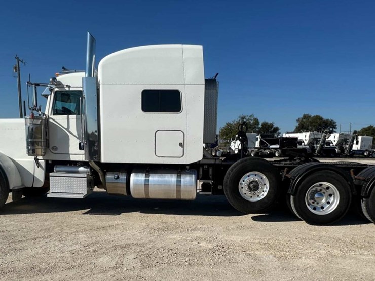 2021-peterbilt-389-image-17
