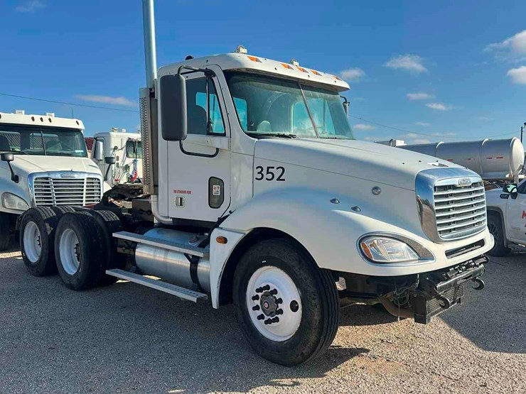 2006-freightliner-columbia-120-image-3