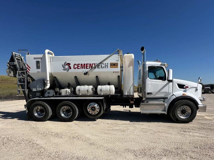 2023-peterbilt-567-image-4