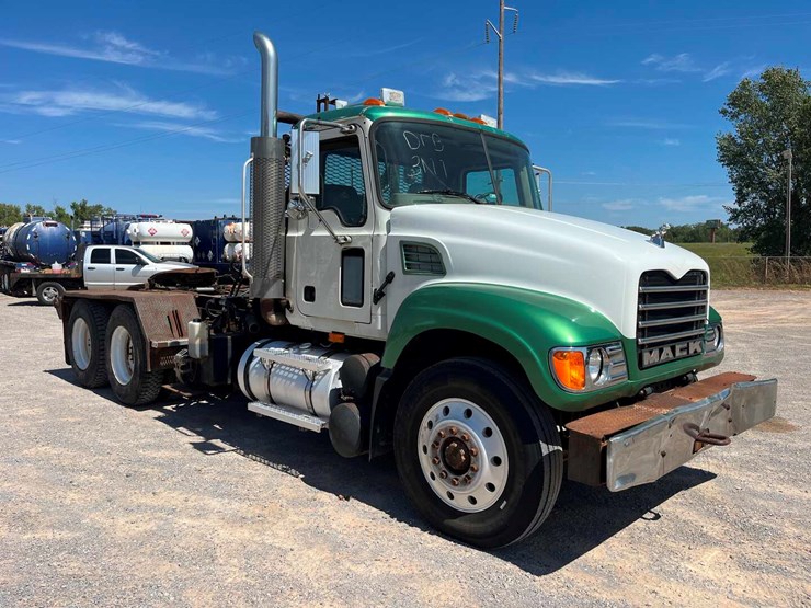 2007-mack-cv713-winch-truck-image-3