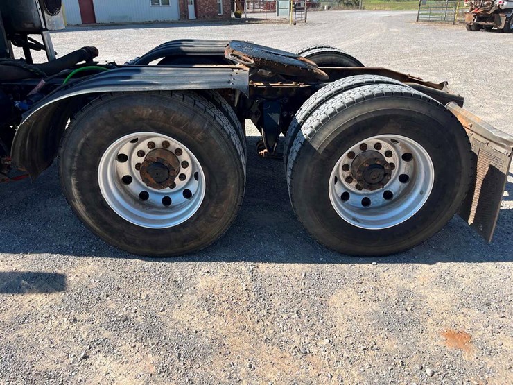 2016-freightliner-cascadia-daycab-image-15