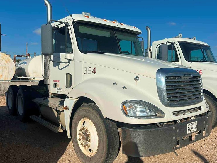 2006-freightliner-columbia-120-image-2