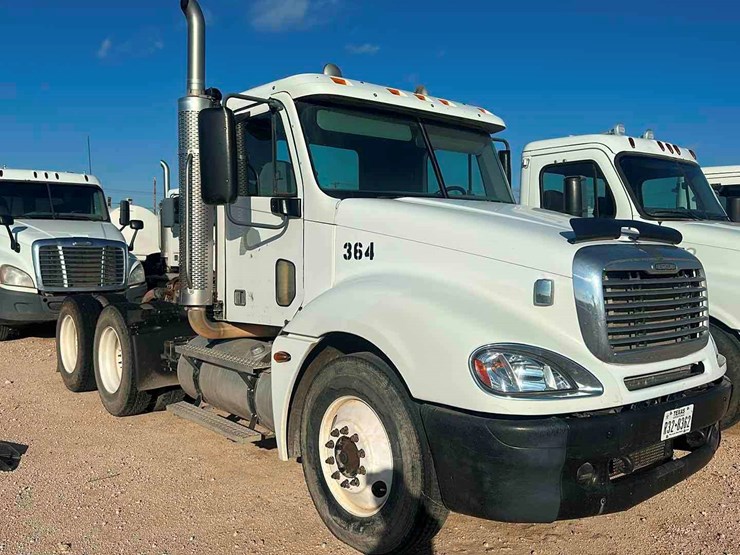 2007-freightliner-columbia-120-image-2