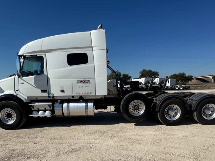 2020-volvo-vn-image-8