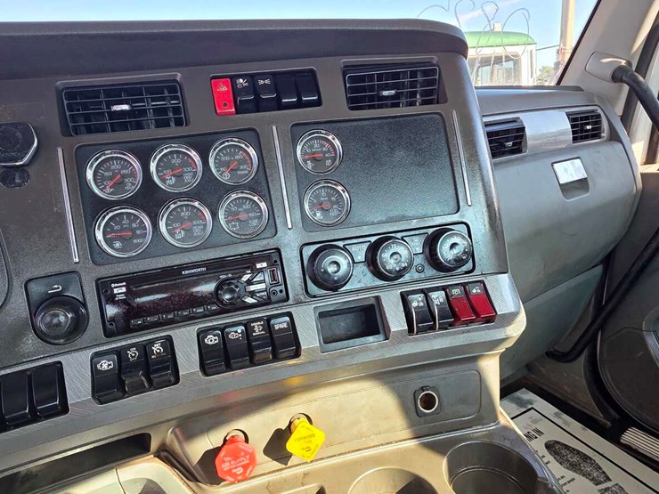 2018-kenworth-t880-image-10