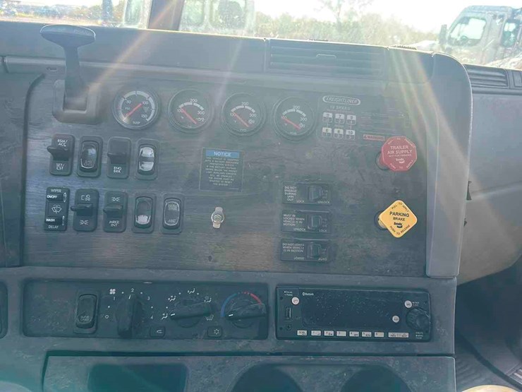 2006-freightliner-columbia-120-image-10