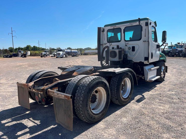 2016-freightliner-cascadia-daycab-image-5
