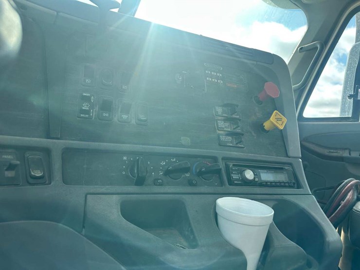 2007-freightliner-columbia-120-image-9