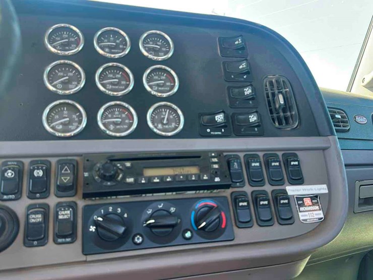 2011-peterbilt-388-image-10