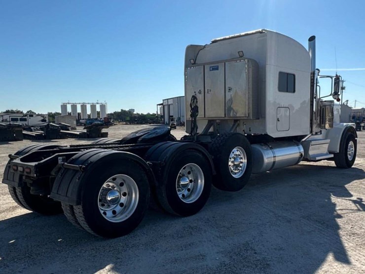 2021-peterbilt-389-image-15