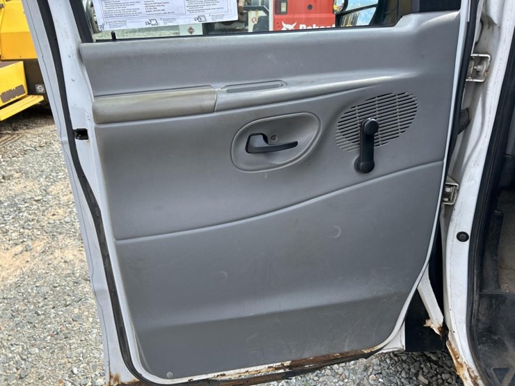 2006-ford-e350-image-31