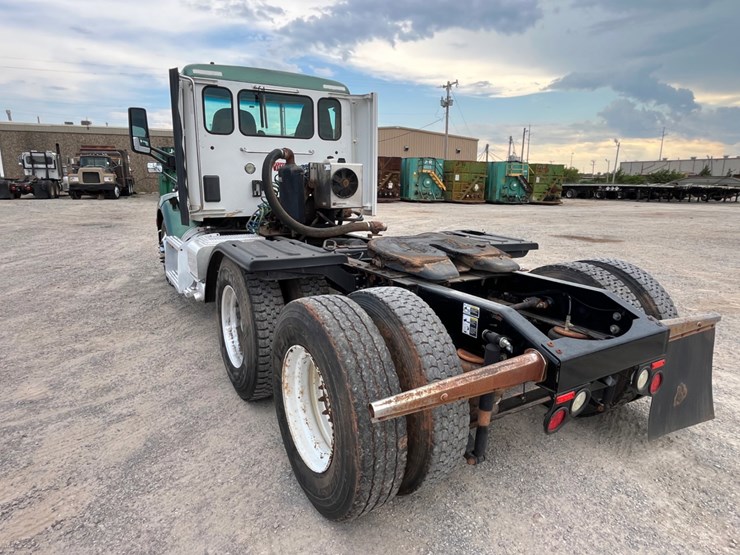2017-peterbilt-579-image-7
