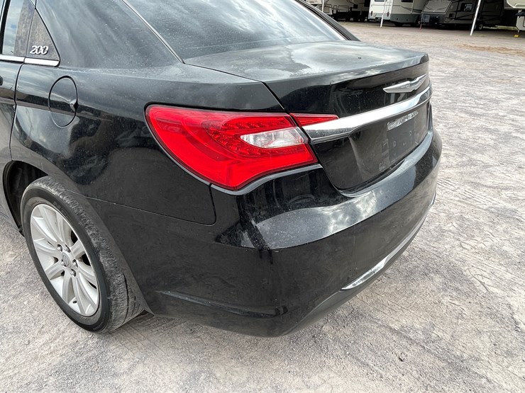 #511-•-2014-chrysler-200-(has-az-title)-image-27