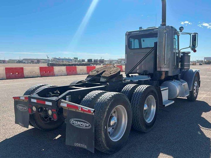 2011-peterbilt-388-image-4