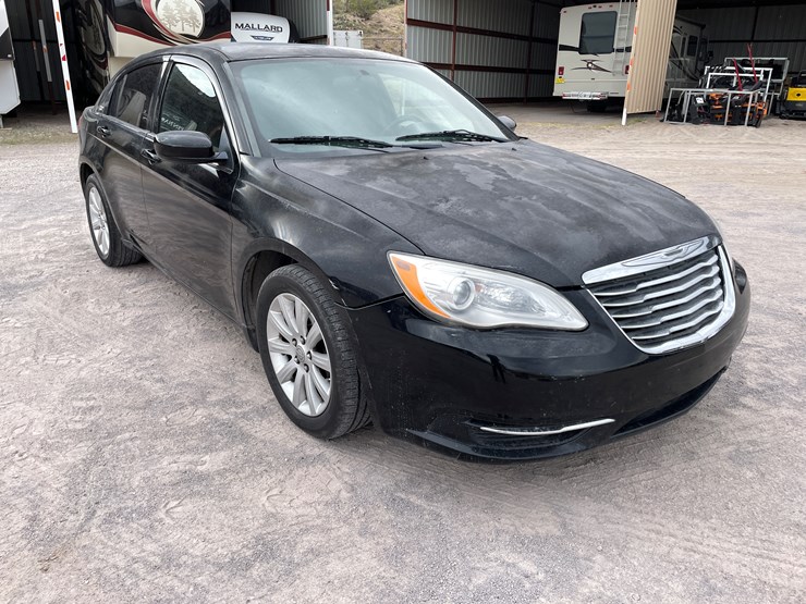 #511-•-2014-chrysler-200-(has-az-title)-image-3