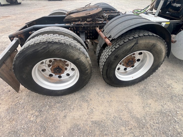 2018-mack-chu613-daycab-image-17