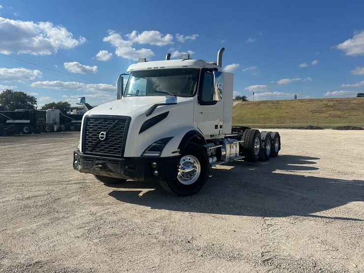2021-volvo-vn-image-1