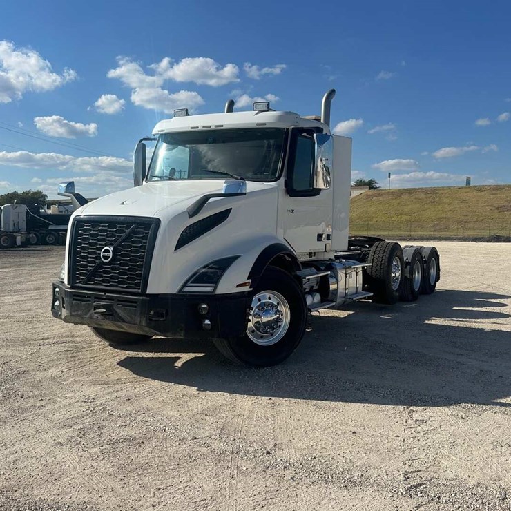 2021 VOLVO VN