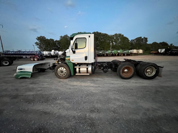 2016-freightliner-cascadia-(inoperable)-image-8