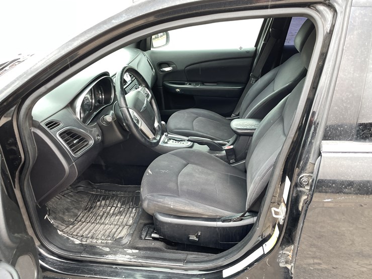 #511-•-2014-chrysler-200-(has-az-title)-image-45
