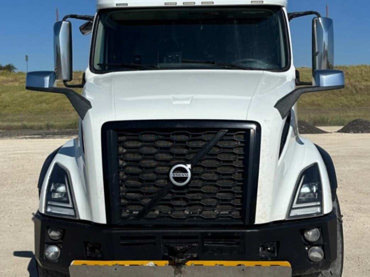 2020-volvo-vn-image-2