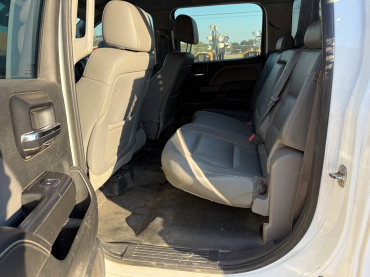 2015-chevrolet-silverado-3500hd-image-14