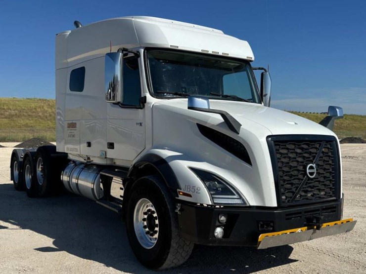 2020-volvo-vn-image-3