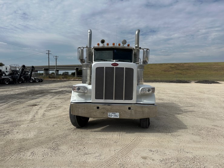2015-peterbilt-389-image-2