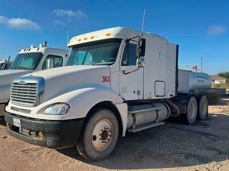 2006-freightliner-columbia-120-image-1