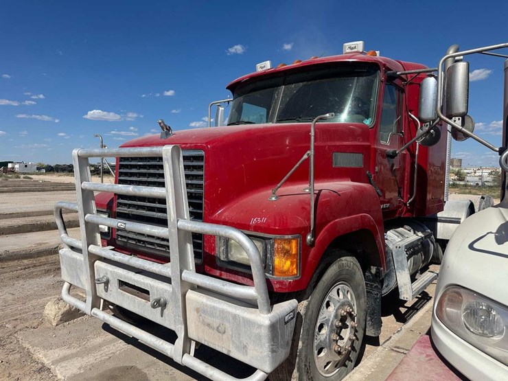 2015-mack-chu-(pinnacle)-tri-axle(inoperable)-image-1