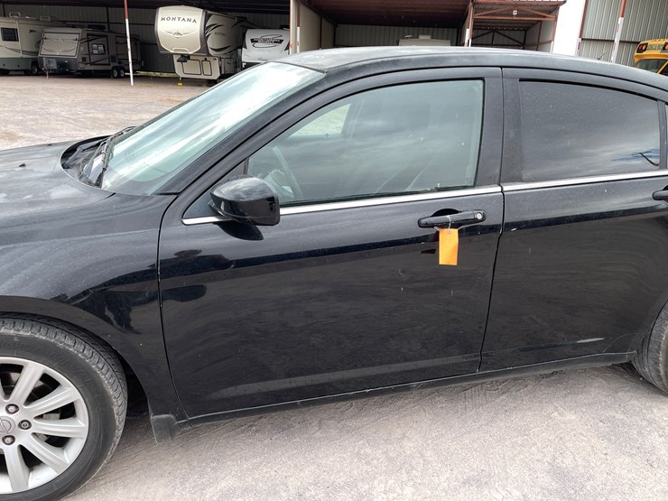#511-•-2014-chrysler-200-(has-az-title)-image-9
