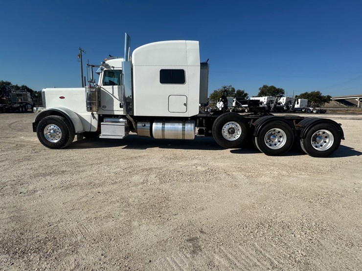 2021-peterbilt-389-image-2