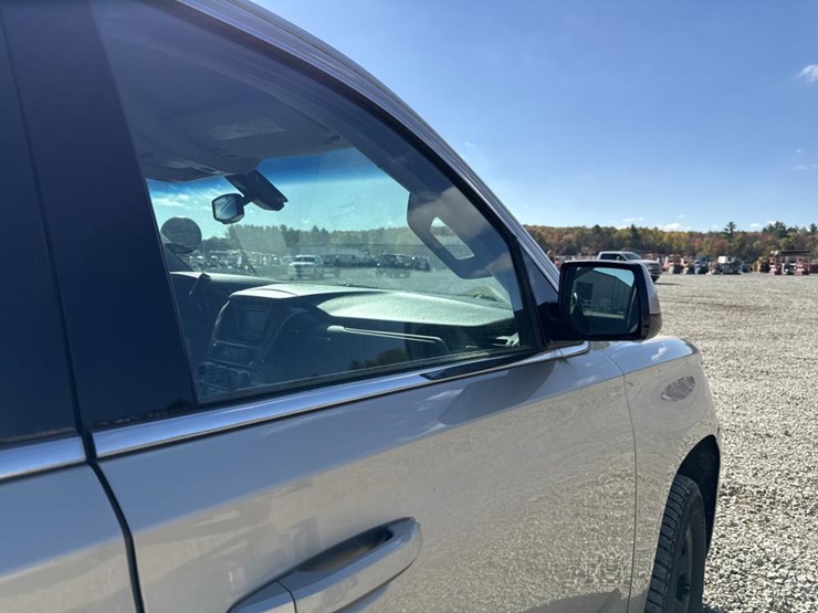 2015-chevrolet-tahoe-image-27