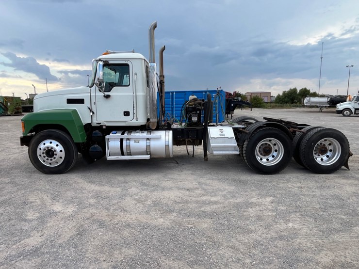 2018-mack-chu613-daycab-image-8
