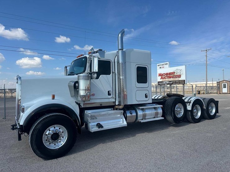 2022-kenworth-w900-image-1