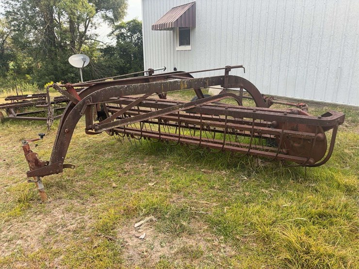 minneapolis-moline-side-delivery-hay-rake-image-2