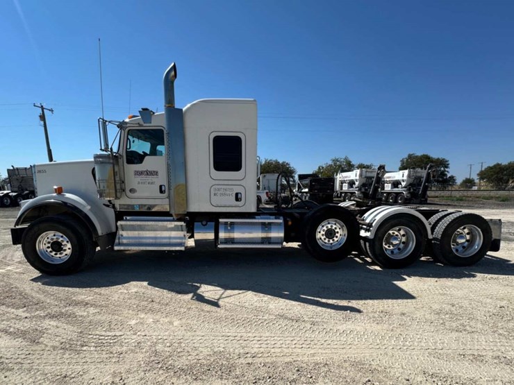2022-kenworth-w900-image-17