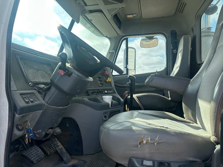 2007-freightliner-columbia-120-image-6