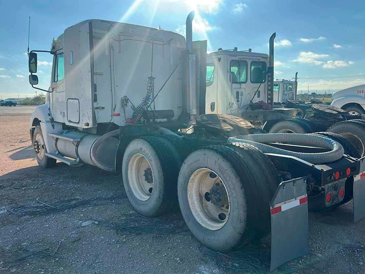 2006-freightliner-columbia-120-image-4