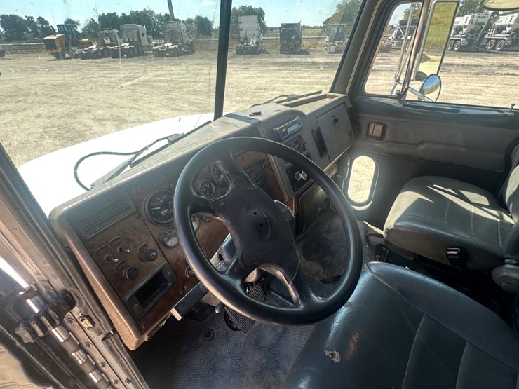 peterbilt-330-image-7